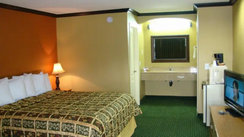 Deluxe King Room - Non-Smoking